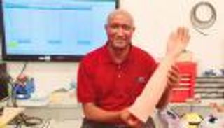 طبيب إثيوبي يهب حياته لمبتوري الأطراف.. أعاد الأمل لـ80 مريضا