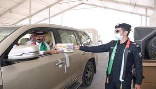 المسؤولون استقبلوا القادمين من السعودية عبر المنفذ بالهدايا