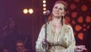 ماجدة الرومي ليست الأولى.. 8 نجوم سقطوا على خشبة المسرح