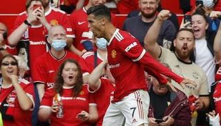 رونالدو نجم مان يونايتد مع جماهير فريقه