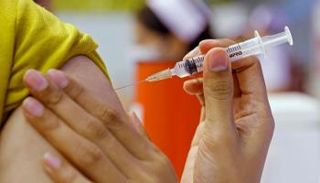 شخص يتلقى لقاحا ضد فيروس كورونا (أرشيفية)