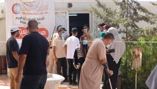 مواطنون بأحد مراكز لقاح كورونا في ليبيا. (أرشيفية)