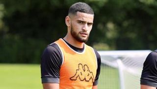 آدم زرقان نجم منتخب الجزائر الواعد