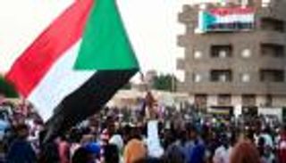  بعد إغلاق "بورتسودان".. مخاوف من عودة طوابير الوقود بالسودان