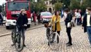 مرشحة لخلافة ميركل تذهب لمؤتمر انتخابي.. بـ"الدراجة"