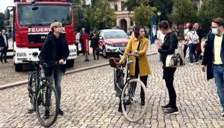 بربوك تتحدث مع ناخب أمام مقر تجمعها الانتخابي