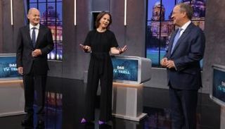 لاشيت وشولتز وبربوك في مناظرة سابقة