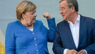 المستشارة الألمانية أنجيلا ميركل إلى جانب مرشح حزبها أرمين لاشيت