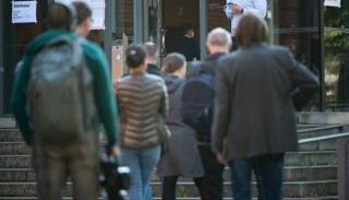 طابور أمام أحد مراكز الاقتراع