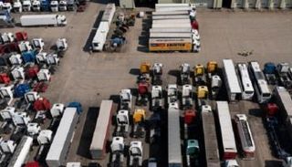 جانب من تكدس الشاحنات في بريطانيا