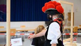 سيدة ألمانية تدلي بصوتها مرتدية الزي التقليدي 