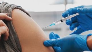 شخص يحصل على لقاح كورونا