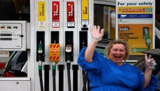 بريطانية تعبر عن فرحتها بعد تزويد سيارتها بالوقود