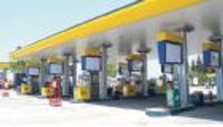 انهيار الريال اليمني يغلق منافذ بيع الوقود.. إضراب إجباري