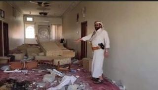 محافظ مأرب فوق أطلال منزله