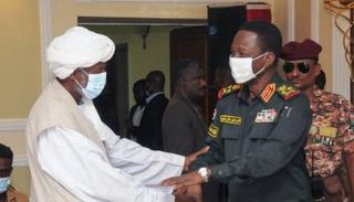 شمس الدين كباشي عضو مجلس السيادة خلال زيارته لبورتسودان (أ.ف. ب)