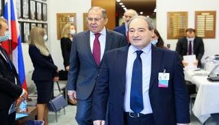 وزير الخارجية السوري في الأمم المتحدة وخلفه نظيره الروسي