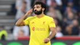 وصفه بـ"الظاهرة".. أسطورة ليفربول يدعم محمد صلاح في أزمة الراتب