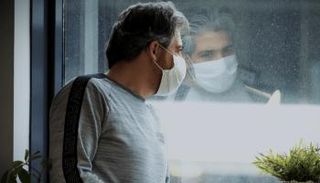 رجل يرتدي كمامة في عزل منزلي (أرشيفية)