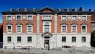 فنان يسرق آلاف الدولارات من متحف بحيلة غريبة