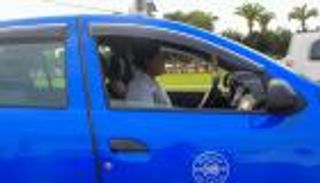 أول سائقة في الرباط.. سعاد تتحدى التقاليد باقتحام مهنة الرجال