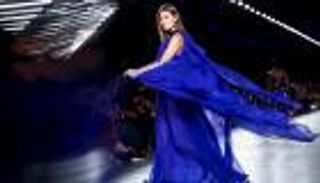 انطلاق أسبوع الموضة في باريس.. عودة قوية لعروض الأزياء الحضورية