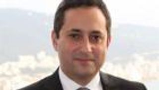 "تجميد التحقيق" في انفجار مرفأ بيروت بـ"كفّ" يد القاضي البيطار