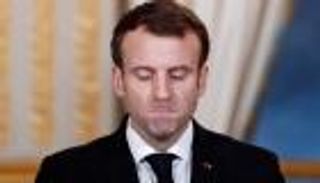 بعد الصفعة.. رشق ماكرون بالبيض في معرض للطهي