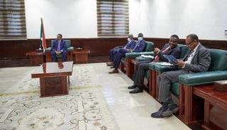 جانب من اجتماع حمدوك ووزراء حكومته