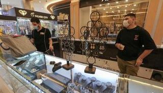 محل مجوهرات في مول بغداد- أ ف ب 