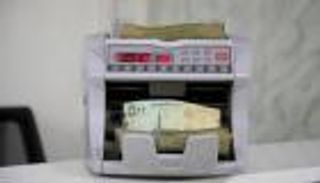 الريال اليمني يحلق بعد هبوط طائرة "الحكومة" في عدن