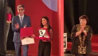 دنيا سمير غانم تغالبها الدموع 