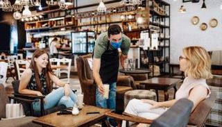 الكمامات تساعد على وقف انتشار الفيروس من التقاط قطرات يزفرها المصابون