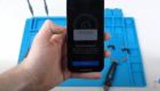 فيديو.. شاهد مفاجأة صادمة بشأن بصمة الوجه في آيفون 13