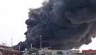 صور.. حريق هائل يلتهم ميناء الشحر شرق اليمن