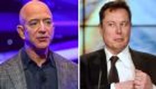 رد فعل كوميدي.. ماسك يصنع تمثالا غريبا لبيزوس بعد الانتصار في "معركة الأغنى"