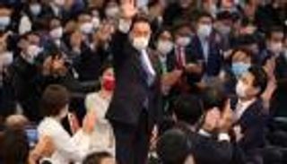 فوميو كيشيدا رئيسا للحزب الحاكم والحكومة في اليابان 