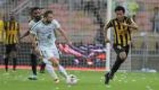 حكم ديربي جدة يشعل غضب الاتحاد.. ومطالبات بتغييره بشكل عاجل