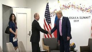   المترجمة الفورية داريا بويارسكايا خلال لقاء بوتين وترامب