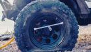 مشكلات إطارات السيارة على الطريق.. كن مستعدا