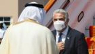 بالصور.. وزير الخارجية الإسرائيلي يصل البحرين في زيارة تاريخية