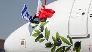 طائرة لابيد لدى وصولها المنامة_ رويترز