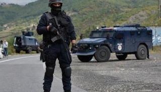 أحد عناصر الأمن على الحدود بين صربيا وكوسوفو- أرشيفية
