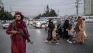 بإطلاق الرصاص في الهواء.. طالبان تفرق مظاهرة نسائية