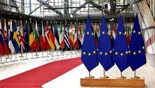 أعلام الاحاد الأوروبي وخلفها أعلام الدول الاعضاء