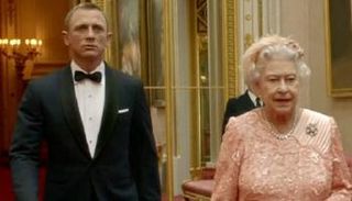 الملكة إليزابيث والممثل دانييل كريج- أرشيفية