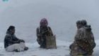 طقس أوروبي في السعودية.. الثلوج تغطي جبل اللوز (صور)