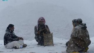 سعوديون على جبل اللوز في تبوك