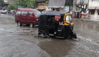 أمطار تغرق أحد شوارع مصر 