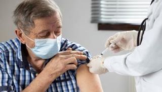 شخص يتلقى لقاح كورونا في فرنسا- أرشيفية